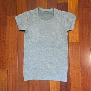 Lululemon Swiftly Tech Short-Sleeve Shirt 2.0 Size 6 grey/green